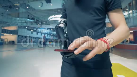 一个男人用他未来派的仿生假手拿着一部智能手机有未来观念的人视频的预览图