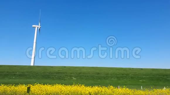 感谢蓝天风车公园在伊塞尔默湖在荷兰弗莱沃兰从车上看视频的预览图