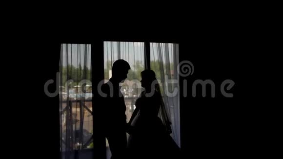 婚礼当天提供的高清框架晚上在酒店房间窗口提供新娘和新郎服务视频的预览图