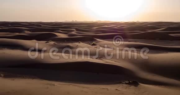 从空中俯瞰沙漠中的大沙丘视频的预览图