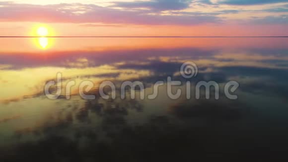 一片平静的清澈海面上的空中景色视频的预览图