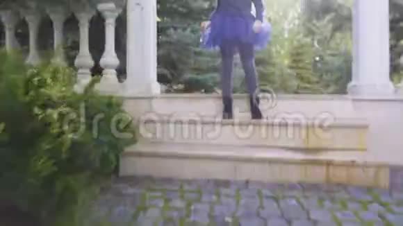 穿着女巫帽子站在万圣节派对入口处的嬉戏女孩有趣的笑话视频的预览图