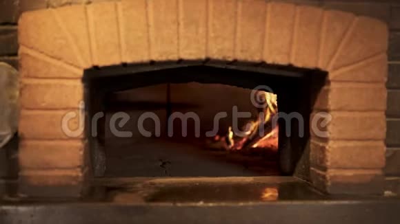 把比萨饼面团放入砖炉中煮视频的预览图