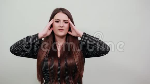 不高兴的年轻女人在镜头前展示手掌做不停止手势视频的预览图