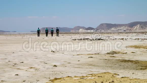 干大盐沙漠伊朗的达希凯维尔视频的预览图