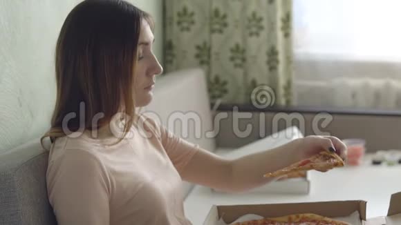 披萨伤心女孩孤独的一天视频的预览图