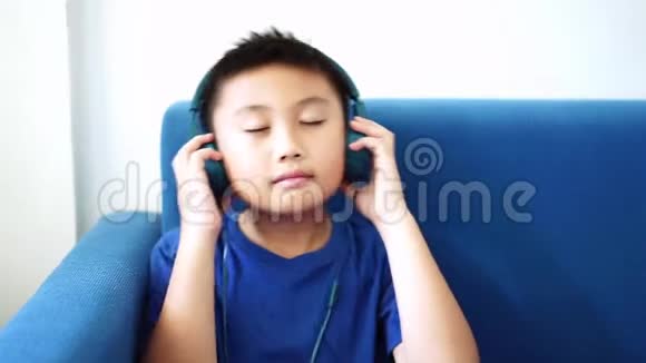 快乐的小男孩在客厅听音乐放松视频的预览图