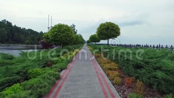 临河步行道路的观点海岸线步行路径POV视频的预览图