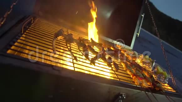 非常棒的海滩特写烧烤户外晚餐美味的羊肉排骨视频的预览图