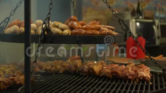 街头美食香肠烧烤视频的预览图