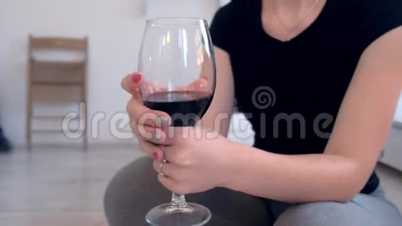 女人手里拿着一杯红酒双手特写视频的预览图