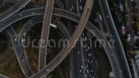 俯视高速公路高速公路和高速公路空中立交视频的预览图