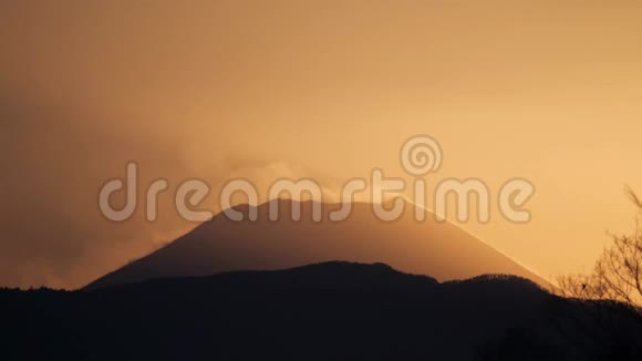 现场行动移动云沿山顶日落富士山视频的预览图
