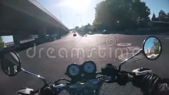波夫骑摩托车视频的预览图