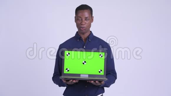 年轻快乐的非洲商人展示笔记本电脑看上去很惊讶视频的预览图