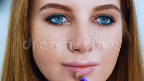 年轻女子用化妆刷贴唇彩视频的预览图