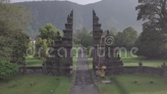 印尼巴厘岛的石门和山景让人叹为观止视频的预览图