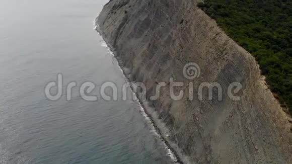 沿山飞行的电影空中镜头有海滩和海洋的山景不错视频的预览图