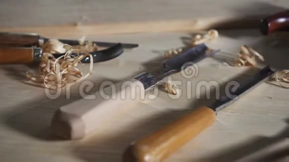 在有刨花的桌子上用老式木工工具把木头关上视频的预览图