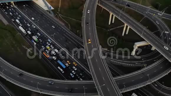 俯视高速公路高速公路和高速公路空中立交视频的预览图