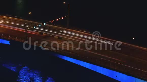 4K长曝光静态时间间隔汽车灯夜间在河上的桥上移动视频的预览图