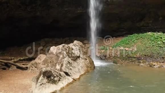 鸟瞰夏天森林中瀑布的全景水从悬崖上掉下来景观旅游录像视频的预览图