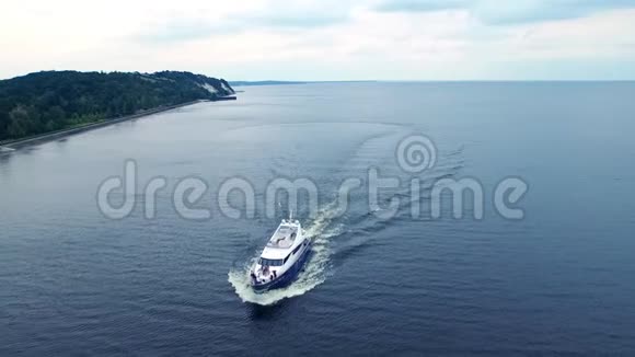 豪华游艇航行于山区海岸线船在河上航行海上旅程视频的预览图