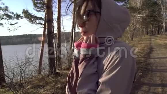 特写亚洲年轻女子徒步旅行者的肖像探索自然头发随风飘动徒步旅行者女孩在寒冷中跋涉视频的预览图