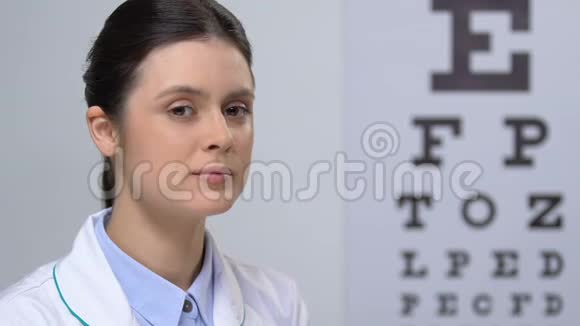 女眼科医生在眼线图视力检查诊所上显示信件视频的预览图