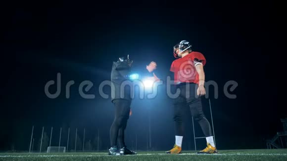 足球运动员在球场上穿制服时握手4K视频的预览图