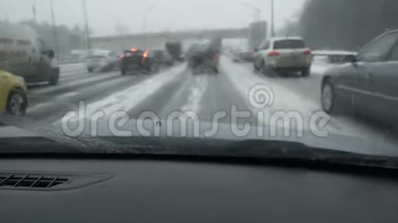 挡风玻璃雨刷清洁积雪垫圈喷洒在玻璃上视频的预览图