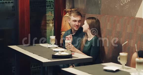 一对迷人的年轻夫妇正在咖啡馆里休息视频的预览图