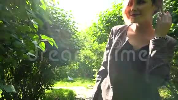 女人在茂密的灌木丛中徒步旅行视频的预览图