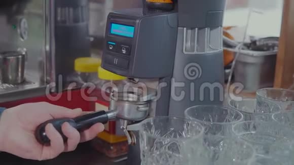 年轻的咖啡师正在用咖啡机把咖啡机的过滤器装满视频的预览图