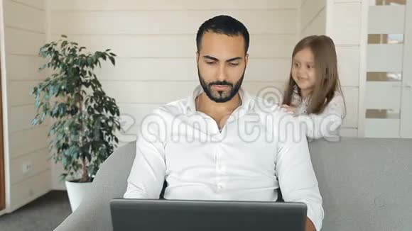 女儿和父亲在一起玩视频的预览图