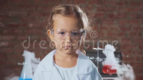 化学实验室里一个年轻严肃的科学家女孩的肖像视频的预览图
