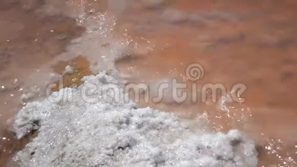 海岸上的盐积视频的预览图