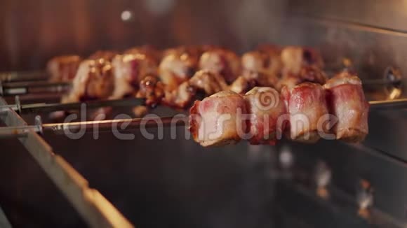 在烧烤特写镜头中烤肉中的脂肪滴下来视频的预览图