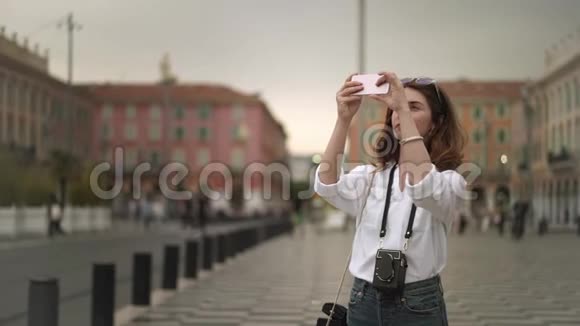 迷人的女游客用智能手机拍摄法国尼斯视频的预览图