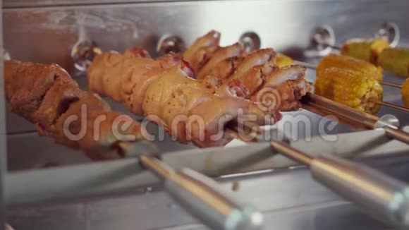 生禽肉在咖啡厅的电烤架中烘烤在厨房的近距离观看视频的预览图