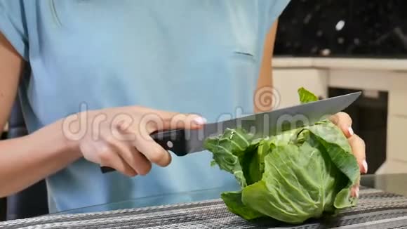 厨师在桌上切白白菜收拢雌手饮食健康的饮食理念视频的预览图