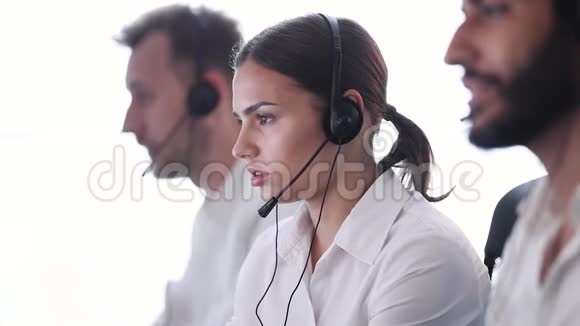 联络中心工作中有头有压力的女接线员视频的预览图