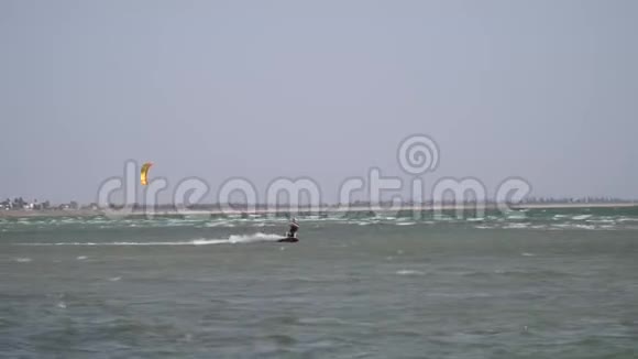 一个人在海里玩风筝跳跃和特技表演视频的预览图