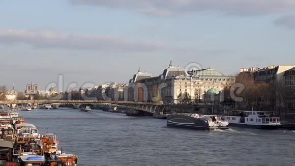 塞纳河上的船只交通背景是奥赛博物馆法国巴黎视频的预览图