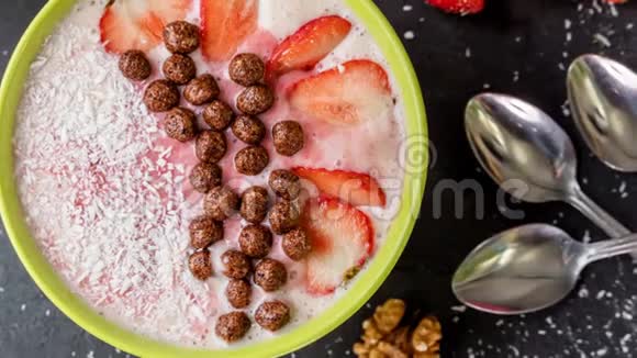 美味的草莓薄片椰子正在泡沫中下沉视频的预览图
