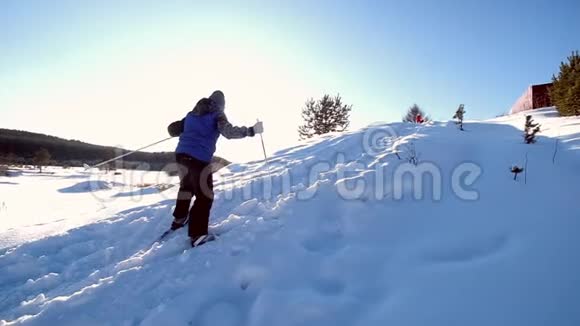 男孩越野滑雪冬天的乐趣视频的预览图