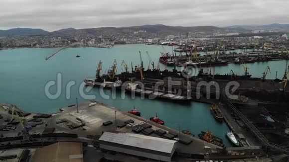 货港鸟瞰全景数百艘船舶装载进出口货物数千艘视频的预览图