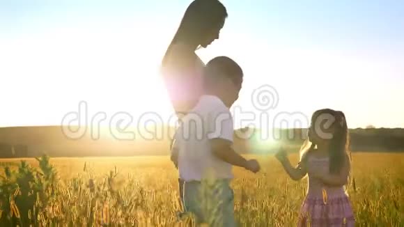 有孩子的亚洲母亲夏天在野外散步指着某件事家庭观念侧观视频的预览图
