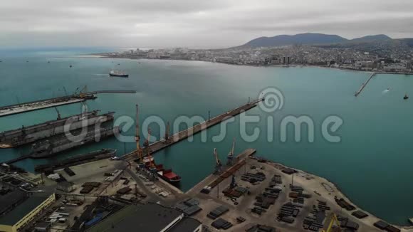 大型工业港口起重机和货船空中射击视频的预览图