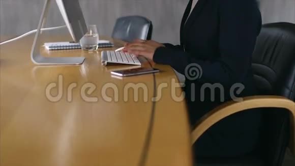 办公桌用台式电脑的女商人视频的预览图